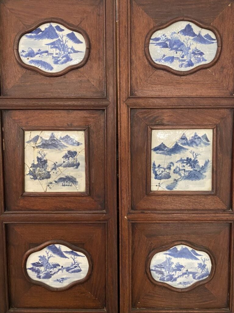 Chine - Paravent en bois et porcelaine bleu blanc composé de quatre panneaux. C…