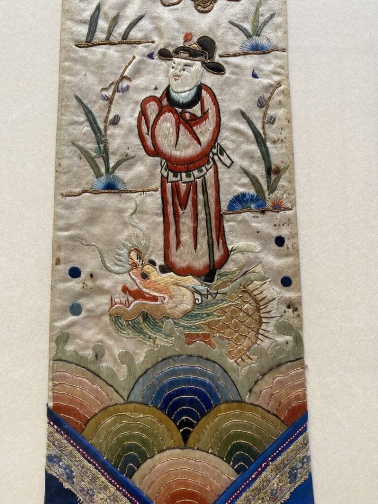 Chine - Parement en soie polychrome brodée à décor de personnages parmi les nua…