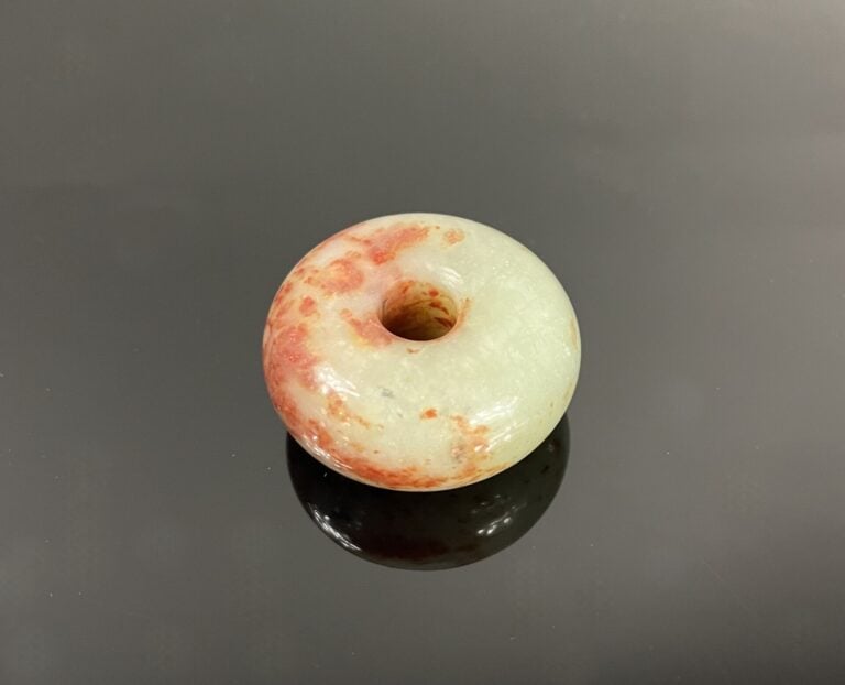 Chine - Pendentif en pierre dure imitant le jade rouille formant une perle rond…