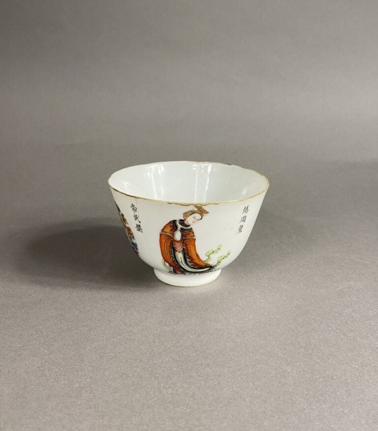 Chine - Petit bol en porcelaine émaillée à décor Wu Shuang Pu dans le style de…