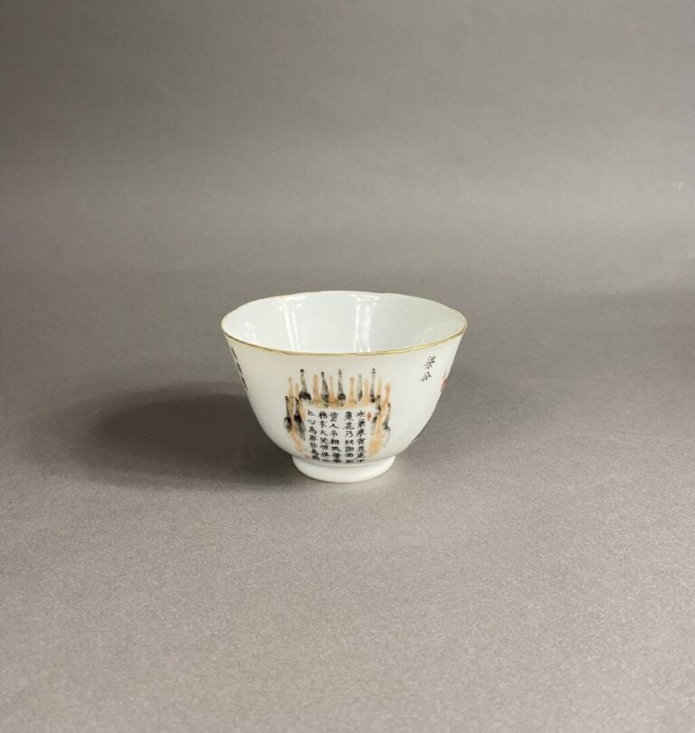 Chine - Petit bol en porcelaine émaillée à décor Wu Shuang Pu dans le style de…