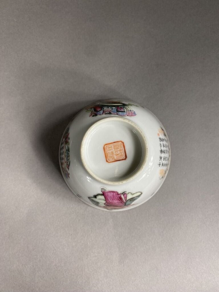 Chine - Petit bol en porcelaine émaillée à décor Wu Shuang Pu dans le style de…