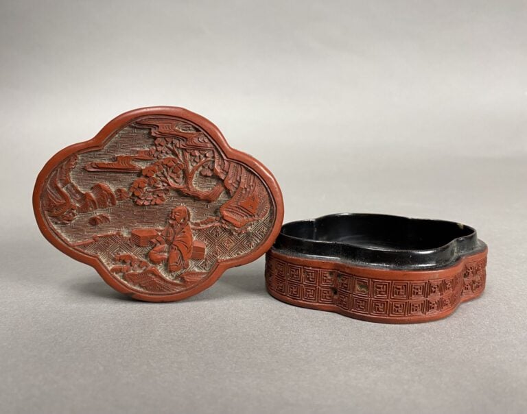 Chine - Petite boite polylobée laquée à décor sculpté d'un sage sous un pin dan…