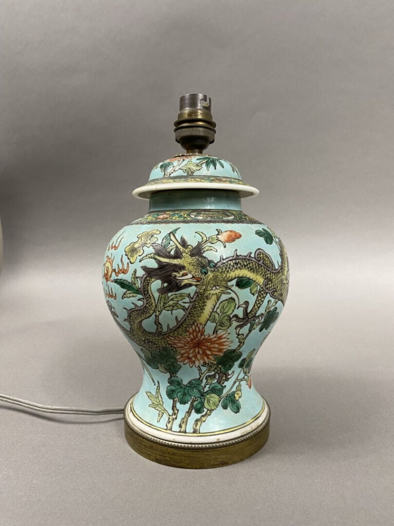 Chine - Petite potiche en céramique émaillée dans le style de la famille verte…