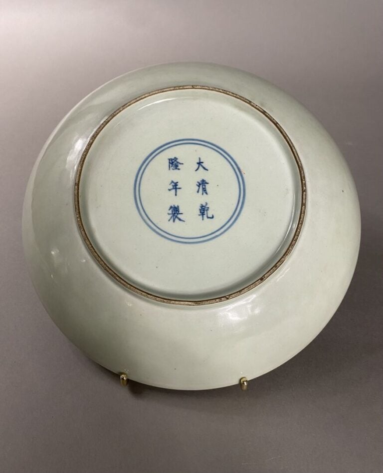 Chine - Plat en porcelaine émaillée à décor de phénix se tenant sur un rocher p…