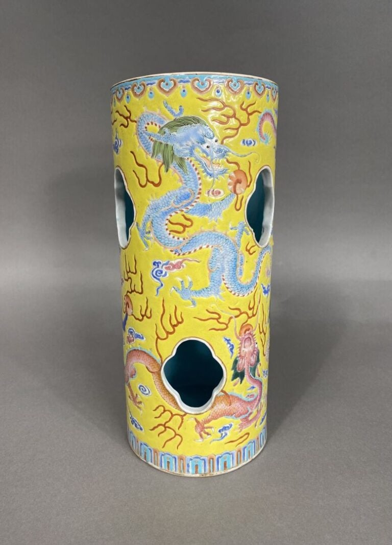 Chine - Porte-chapeau de forme cylindrique en céramique émaillée ajourée de for…
