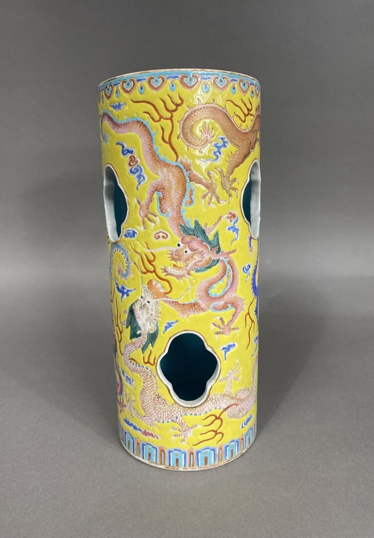 Chine - Porte-chapeau de forme cylindrique en céramique émaillée ajourée de for…