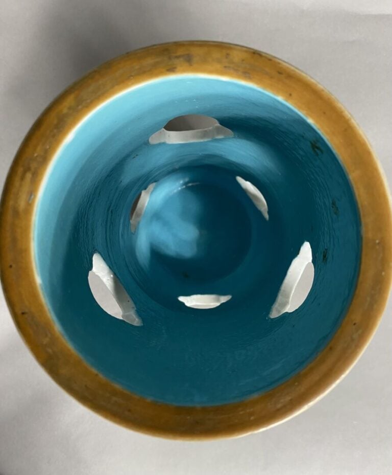 Chine - Porte-chapeau de forme cylindrique en céramique émaillée ajourée de for…