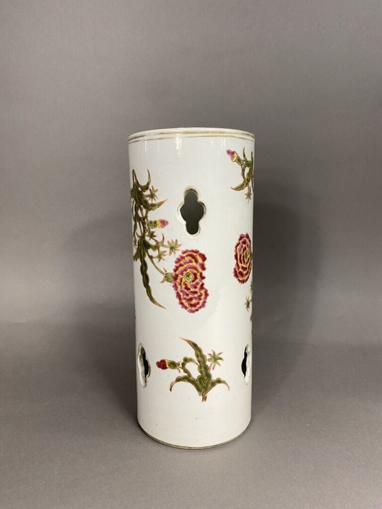 Chine - Porte-chapeau en porcelaine émaillée polychrome à décor de branchages f…