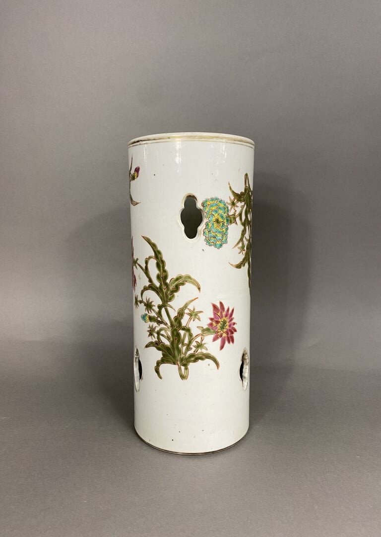 Chine - Porte-chapeau en porcelaine émaillée polychrome à décor de branchages f…