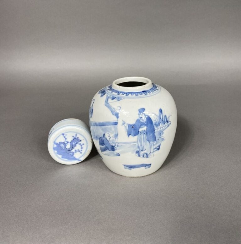 Chine - Pot à gingembre couvert en porcelaine bleu blanc à décor de sages sur u…