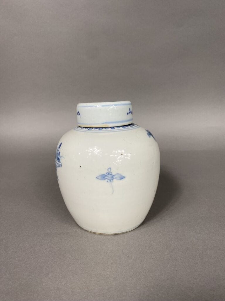 Chine - Pot à gingembre couvert en porcelaine bleu blanc à décor de sages sur u…