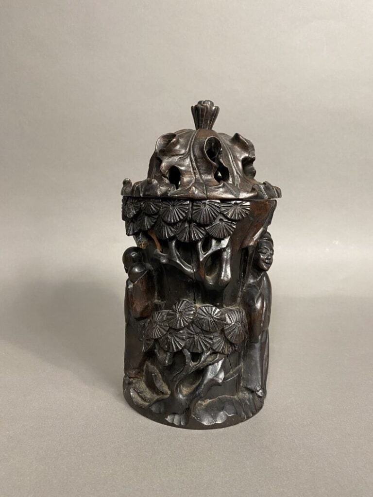 Chine - Pot à pinceaux en bois sculpté représentant des sages sous un pin et ba…