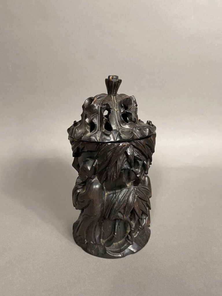 Chine - Pot à pinceaux en bois sculpté représentant des sages sous un pin et ba…