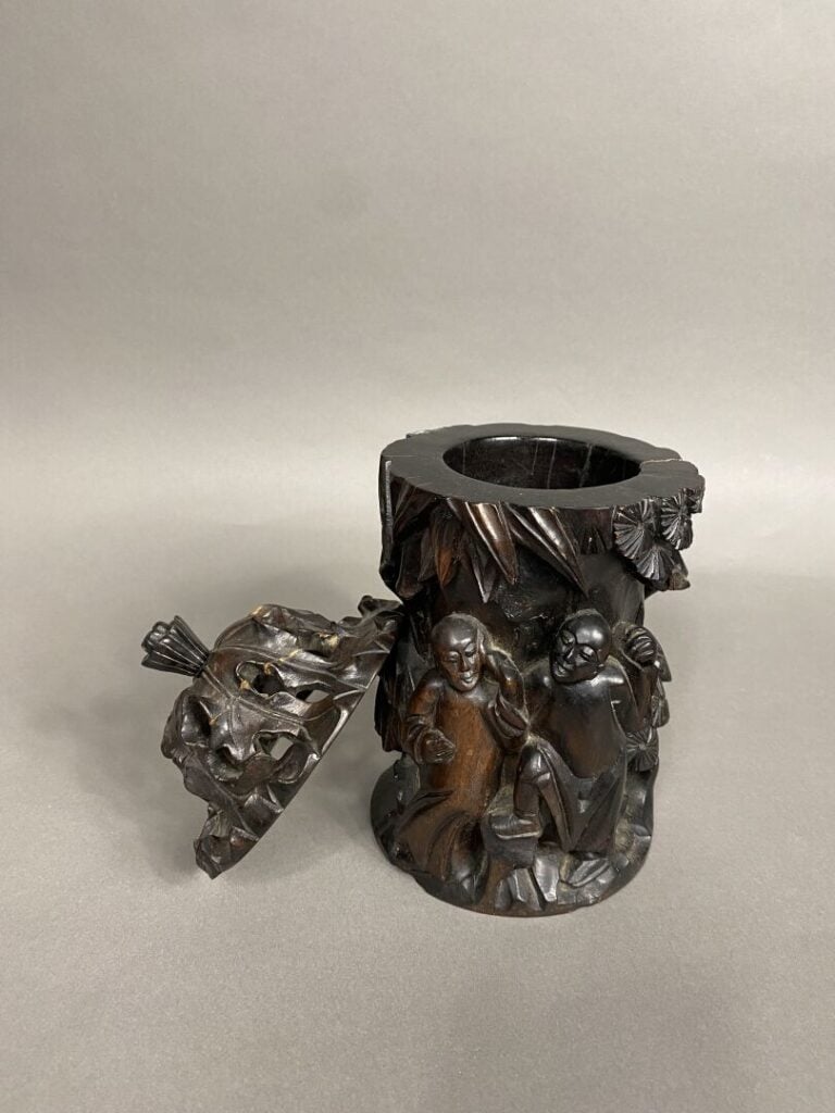 Chine - Pot à pinceaux en bois sculpté représentant des sages sous un pin et ba…