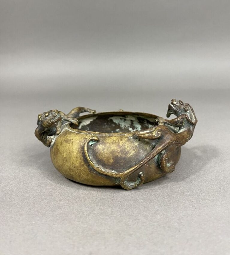 Chine - Rince pinceaux rond en bronze. Le col est orné de deux chilongs en reli…