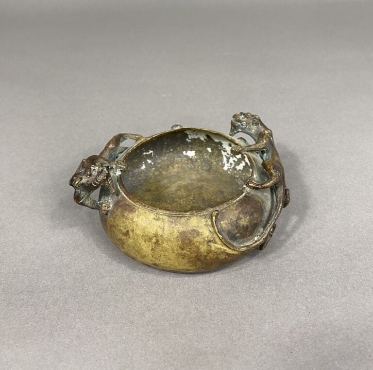Chine - Rince pinceaux rond en bronze. Le col est orné de deux chilongs en reli…