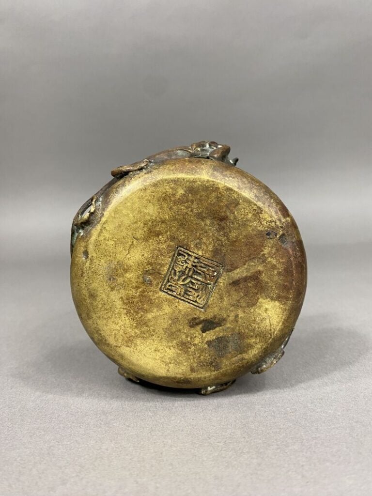 Chine - Rince pinceaux rond en bronze. Le col est orné de deux chilongs en reli…