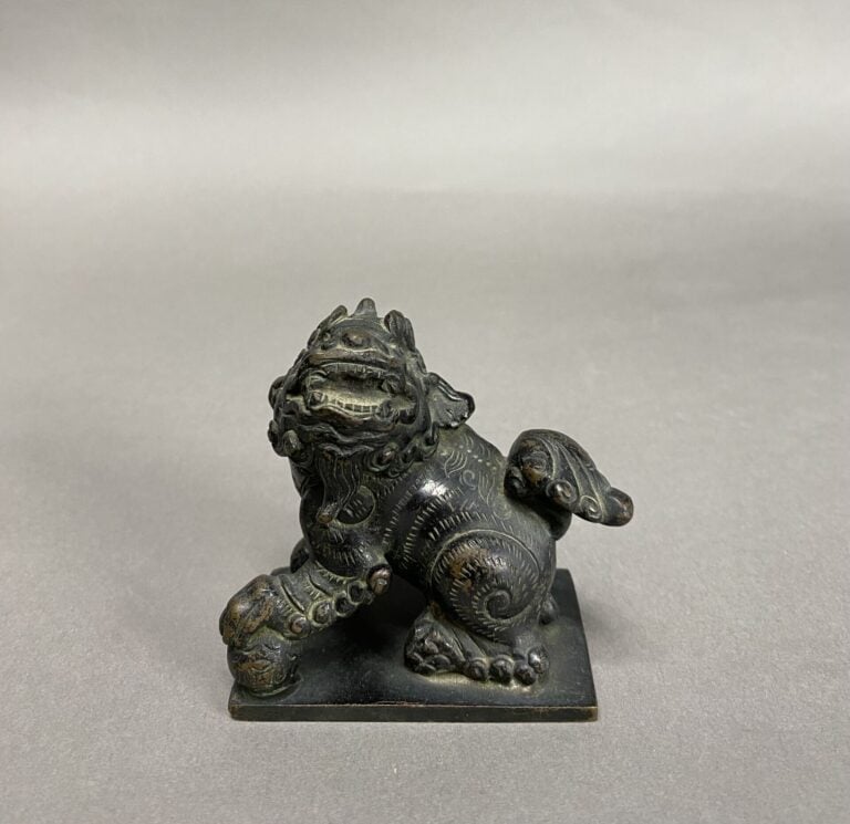 Chine - Sceau en bronze figurant un chien de Fô - H: 9 cm