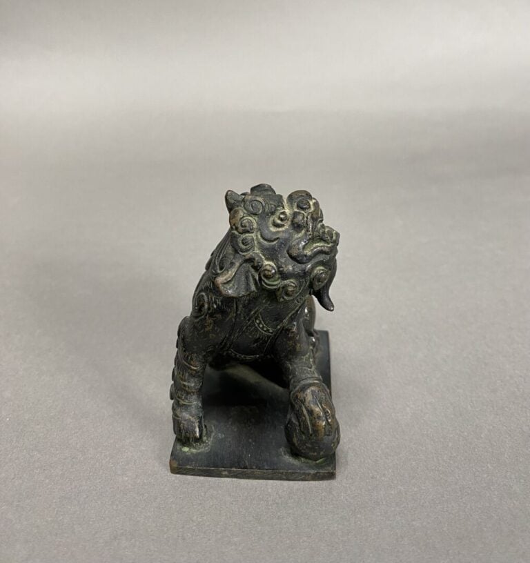Chine - Sceau en bronze figurant un chien de Fô - H: 9 cm