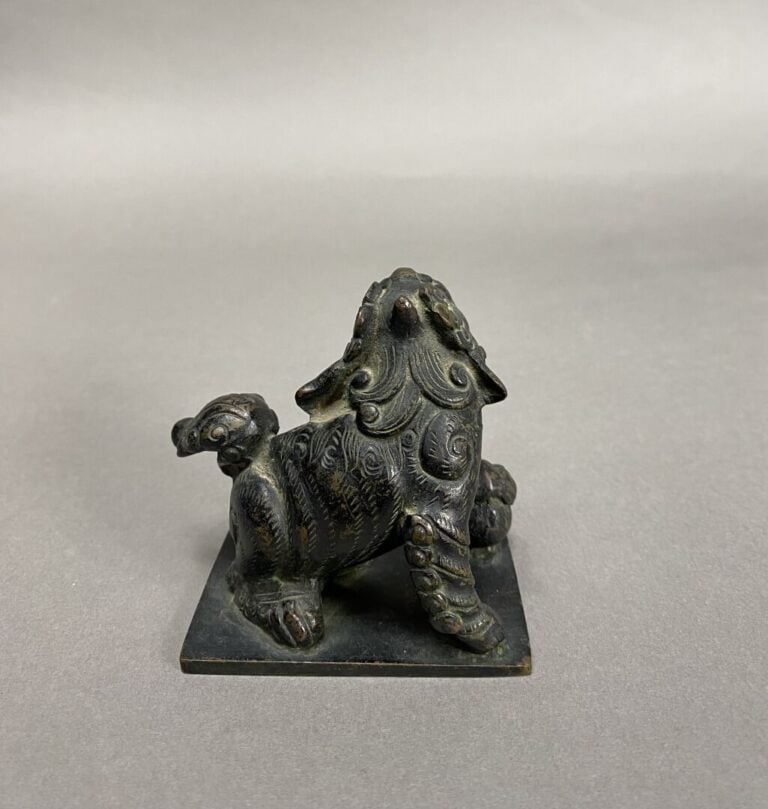 Chine - Sceau en bronze figurant un chien de Fô - H: 9 cm