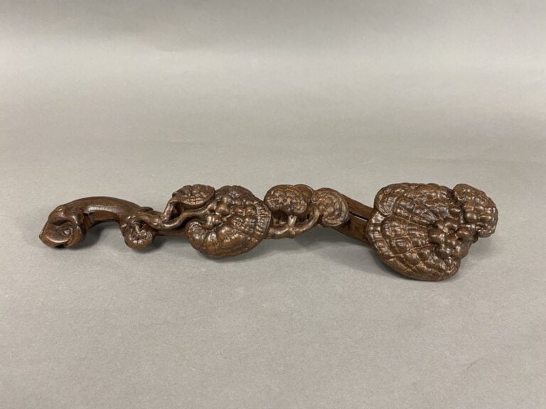 Chine - Sceptre ruyi en bois noueux orné de champignons lingzhi - L: 35.5 cm