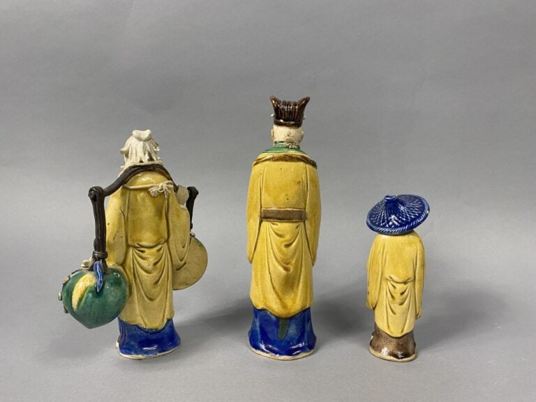 Chine, Shiwan - Ensemble de trois sujets en grès émaillé dans le style Sancai r…