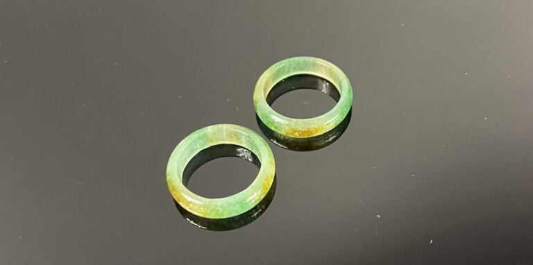 Chine - Suite de deux bagues d'archer imitant le jade veiné - D: 1.8 cm - (prob…