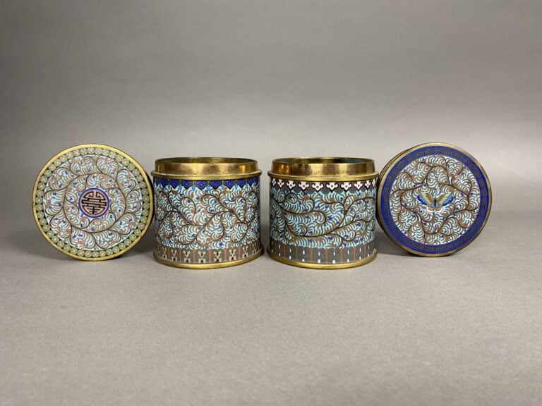 Chine - Suite de deux boites circulaires en émaux cloisonnés l'une à décor de r…