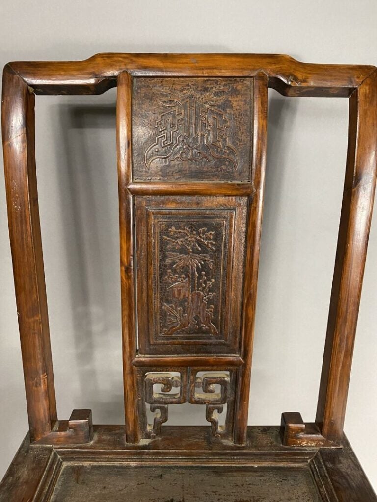 Chine - Suite de deux chaises en bois à décor mouluré et ajouré pour l'une de b…