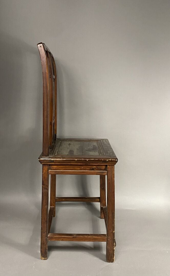 Chine - Suite de deux chaises en bois à décor mouluré et ajouré pour l'une de b…