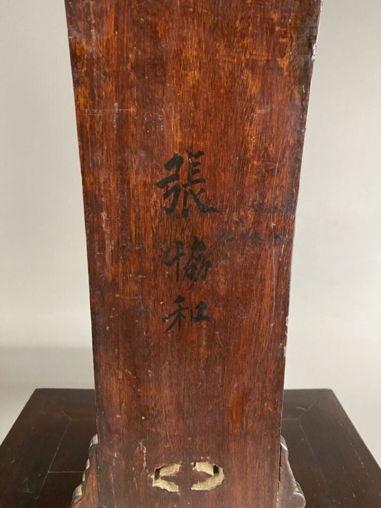Chine - Suite de deux chaises en bois à décor mouluré et ajouré pour l'une de b…