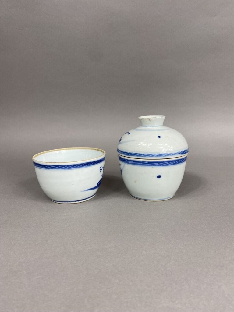 Chine - Suite de deux pots couverts en porcelaine bleu blanc à décor de personn…