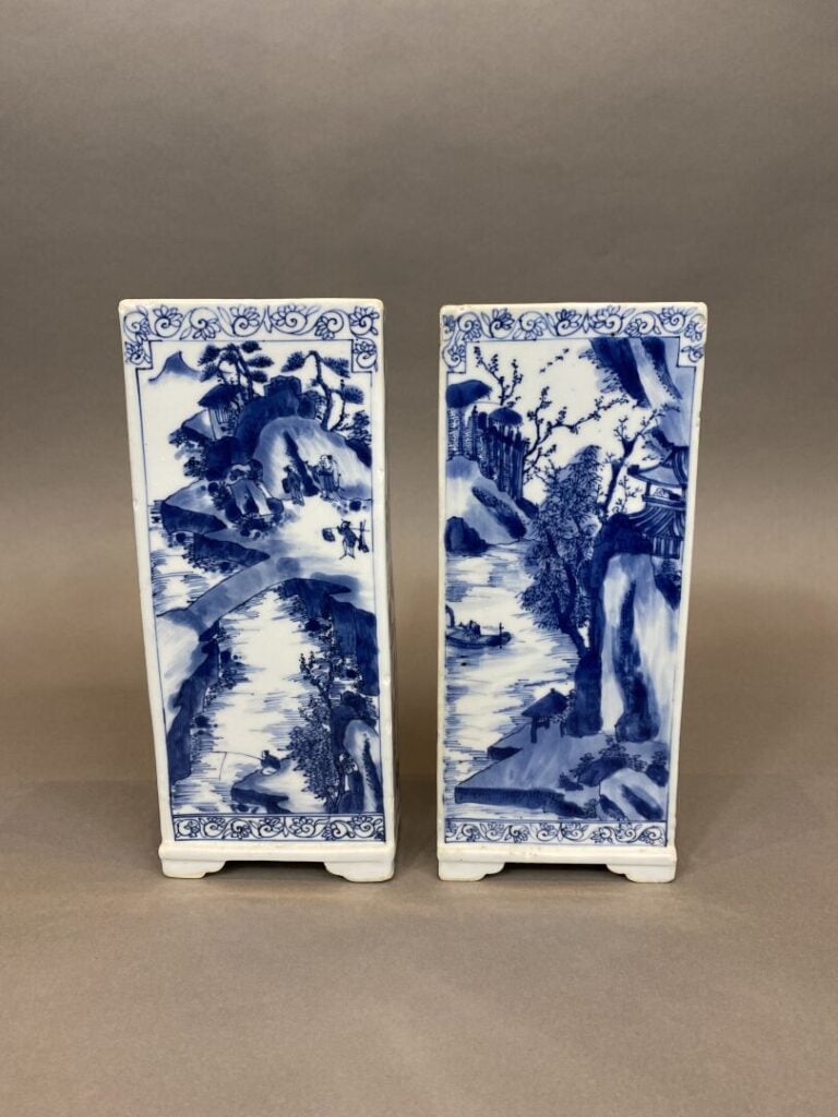 Chine - Suite de deux vases à section rectangulaire à panse aplatie en céramiqu…