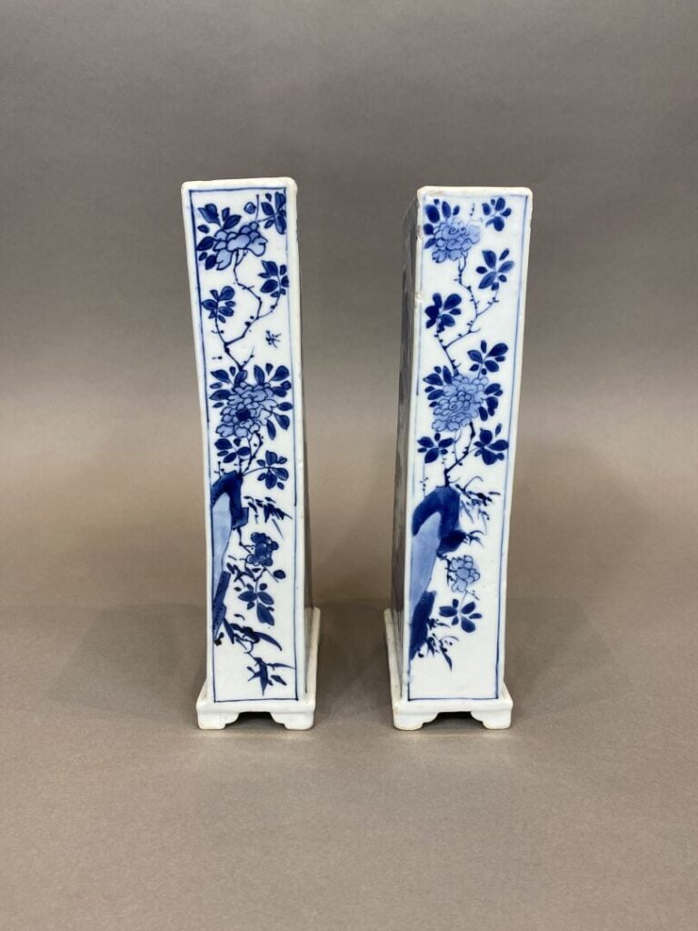 Chine - Suite de deux vases à section rectangulaire à panse aplatie en céramiqu…