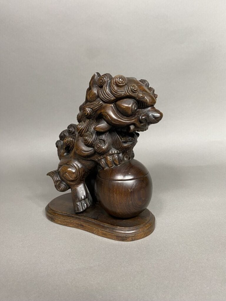 Chine - Sujet en bois sculpté représentant un chien de Fô, les deux pattes avan…