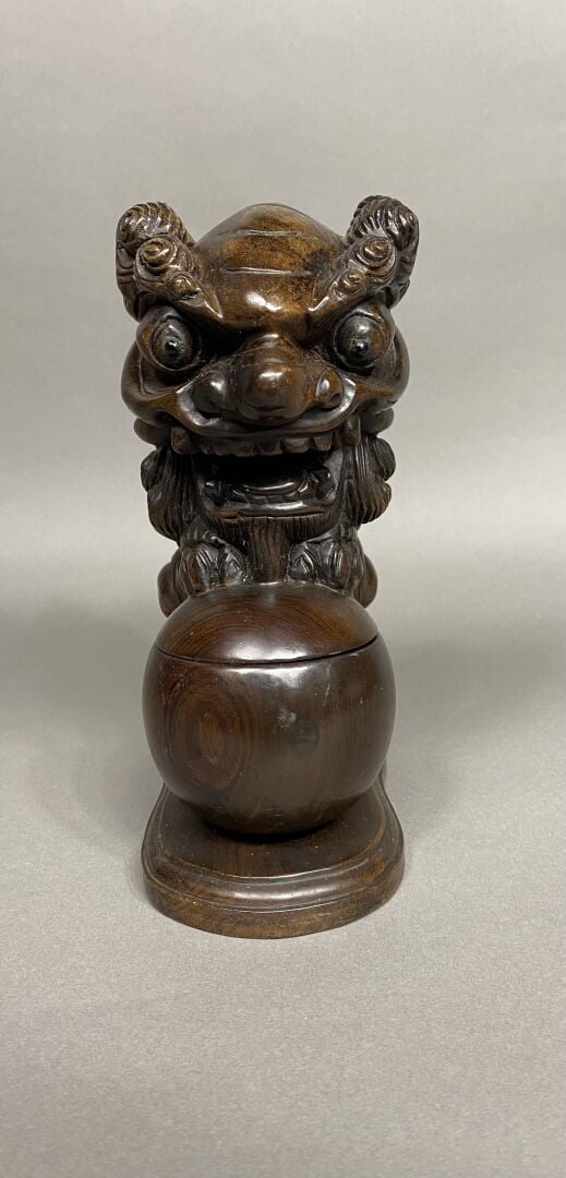 Chine - Sujet en bois sculpté représentant un chien de Fô, les deux pattes avan…