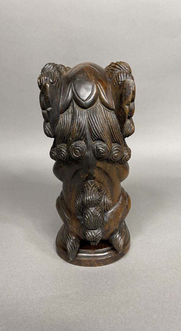 Chine - Sujet en bois sculpté représentant un chien de Fô, les deux pattes avan…