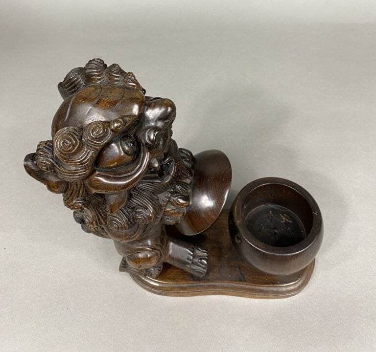 Chine - Sujet en bois sculpté représentant un chien de Fô, les deux pattes avan…