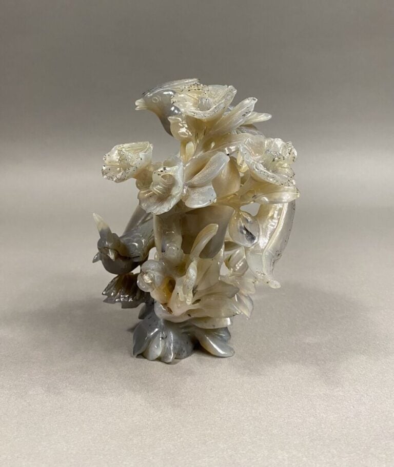 Chine - Sujet en calcédoine sculptée figurant un couple d'oiseaux reposant sur…
