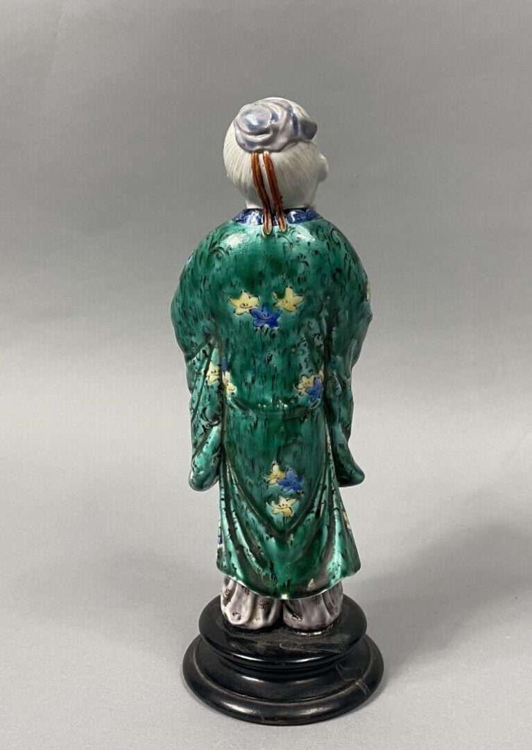 Chine - Sujet en céramique émaillée polychrome dans le style de la famille vert…
