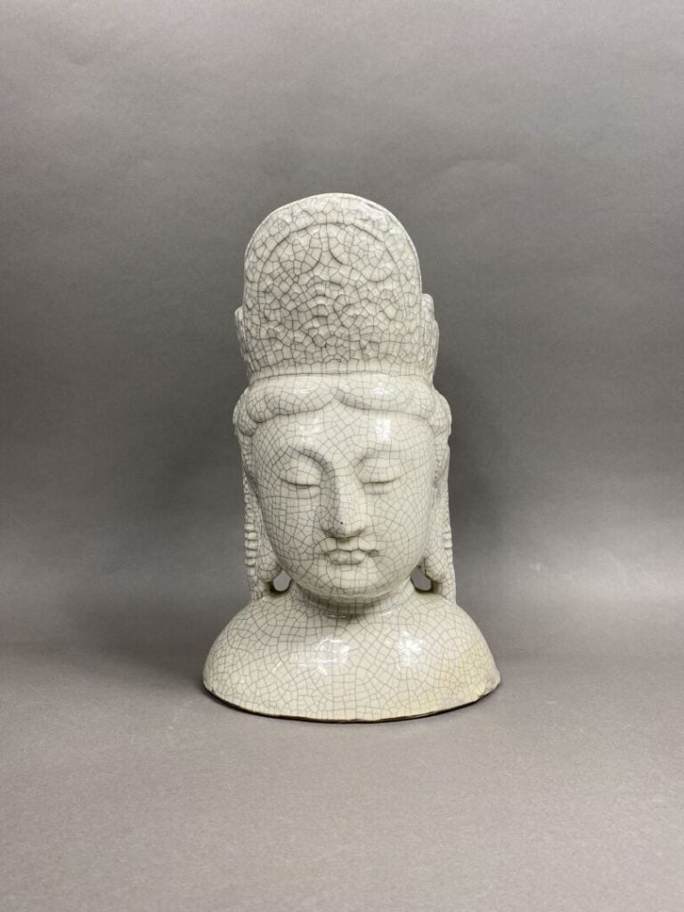 Chine - Sujet en grès émaillé craquelé blanc représentant une divinité portant…