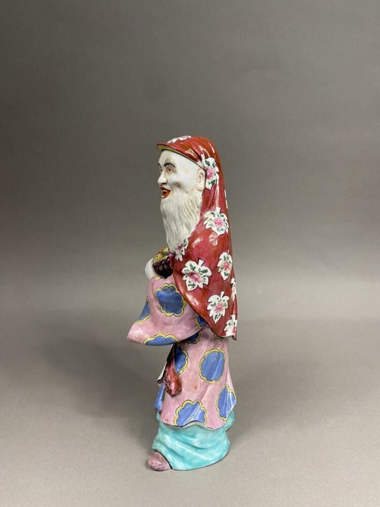Chine - Sujet en porcelaine émaillée dans le style mago représentant un vieilla…