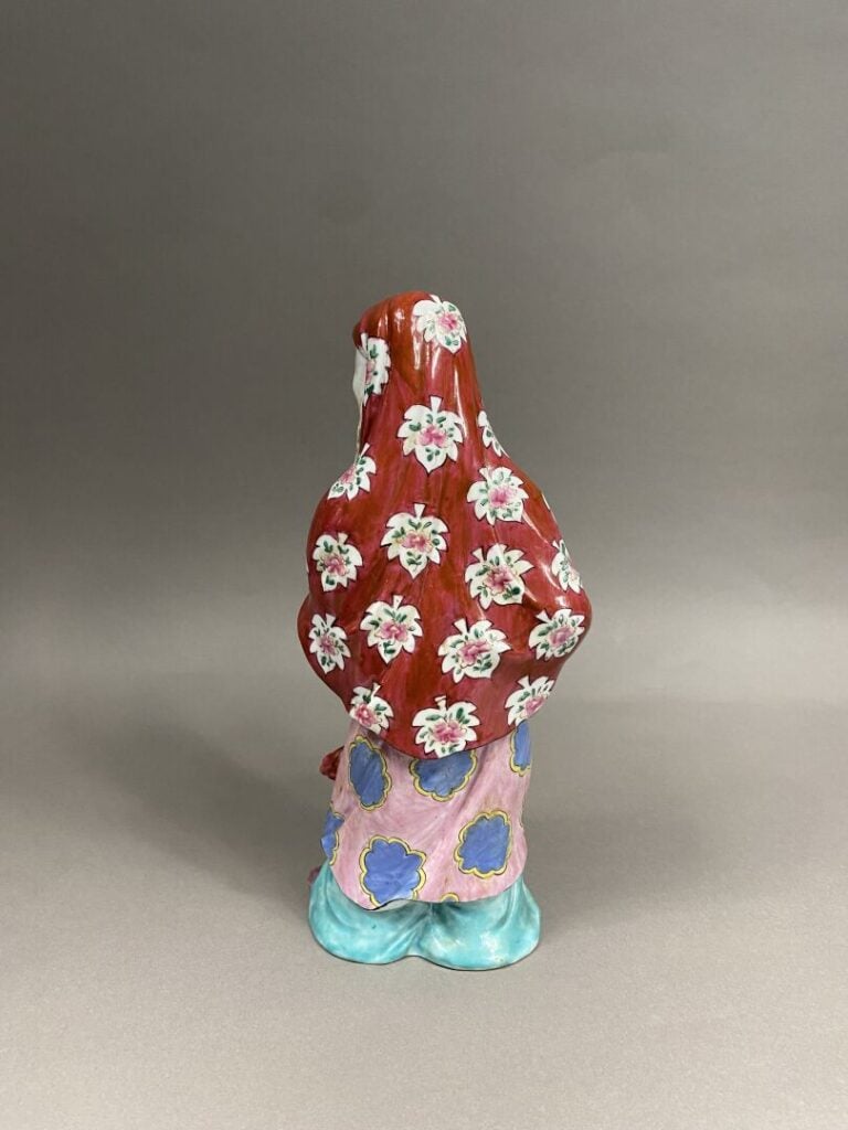 Chine - Sujet en porcelaine émaillée dans le style mago représentant un vieilla…