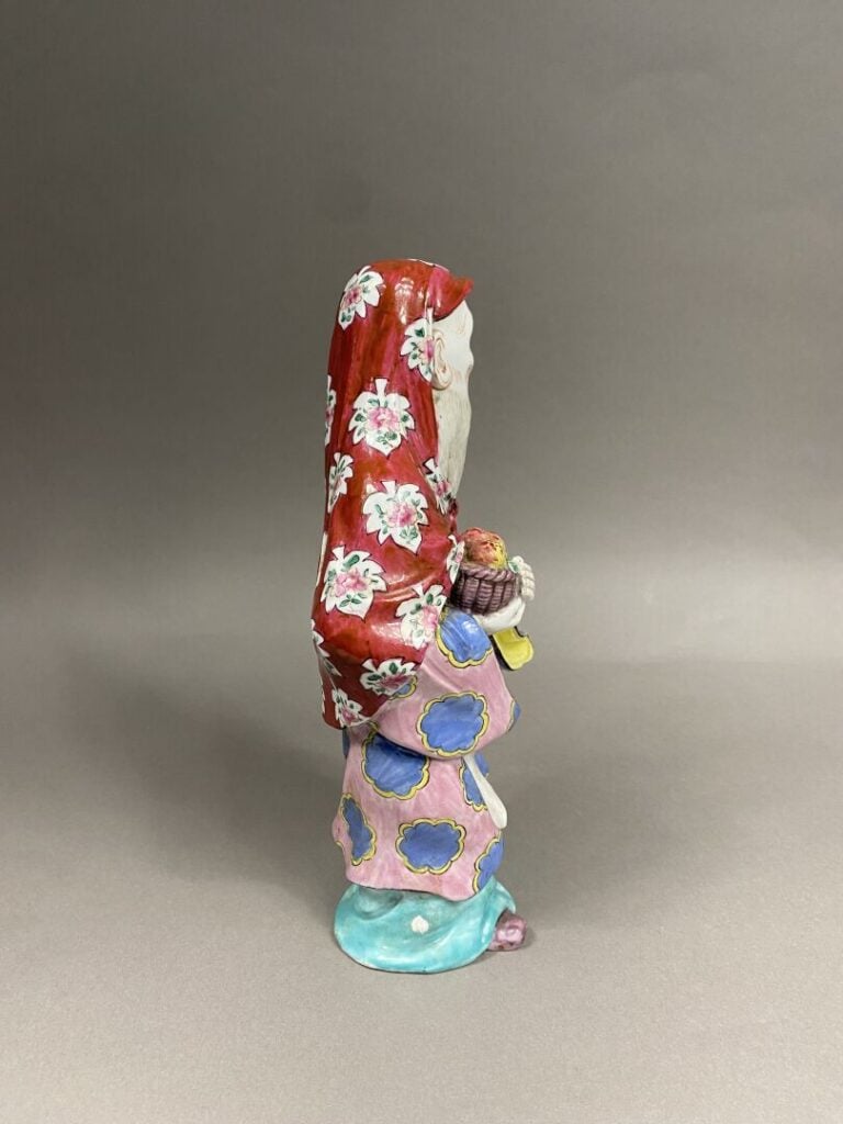 Chine - Sujet en porcelaine émaillée dans le style mago représentant un vieilla…