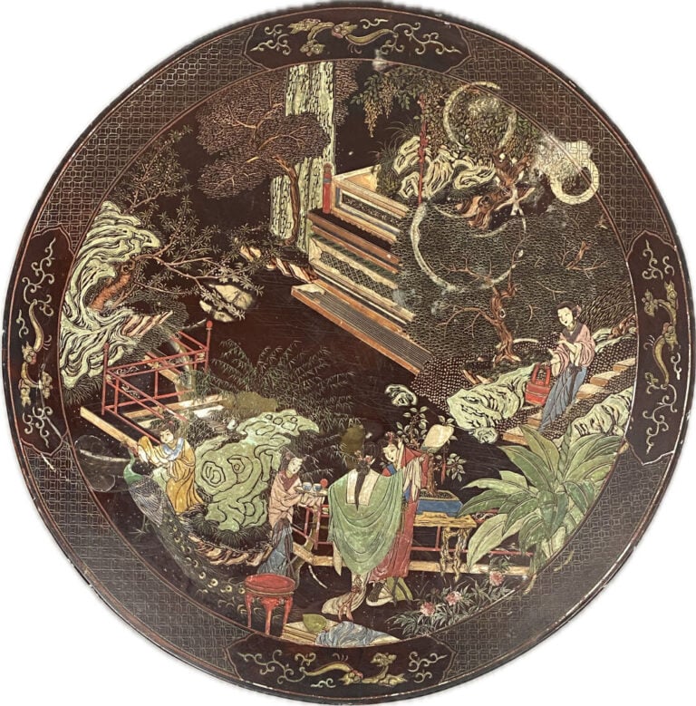 Chine - Table basse en bois à décor, dans le style Coromandel, de jeunes femmes…