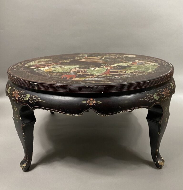 Chine - Table basse en bois à décor, dans le style Coromandel, de jeunes femmes…