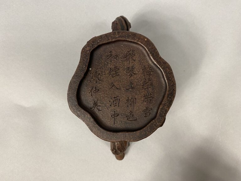 Chine - Théière en grès de Yixing formant un tronc d'arbre à décor en relief de…