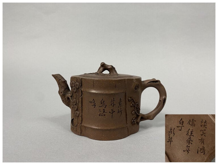 Chine - Théière en grès de Yixing, la panse formant un tronc et ornée en relief…