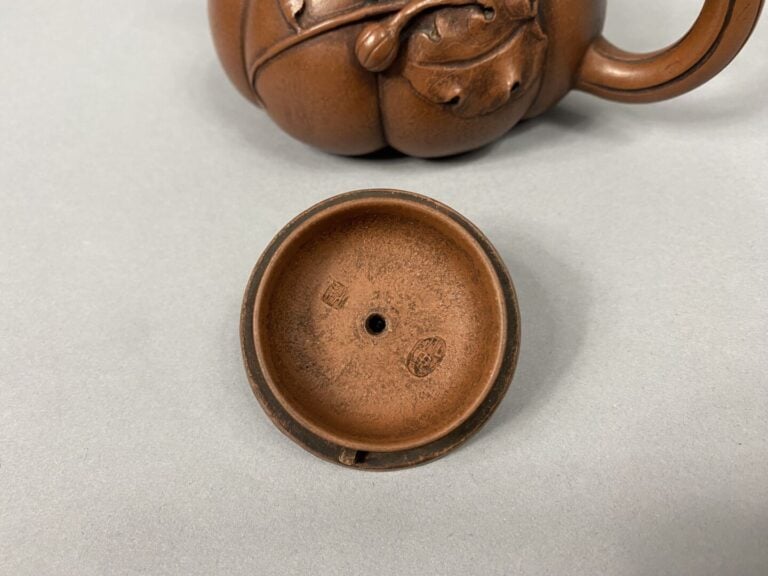 Chine - Théière en grès en forme de cucurbitacée à décor en léger relief de bra…